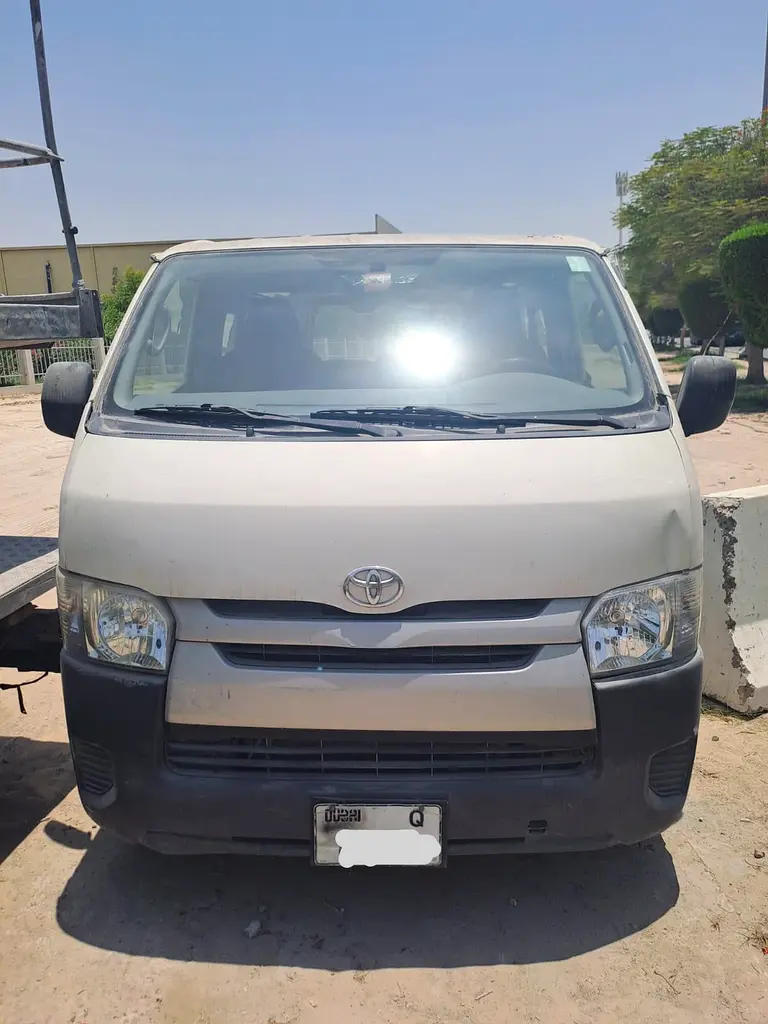 Toyota Hiace 2015 — photo 1 of 2
