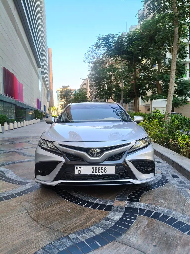 Toyota Camry 2021 — photo 1 of 14