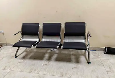 Three-seater metal waiting room bench with armrests