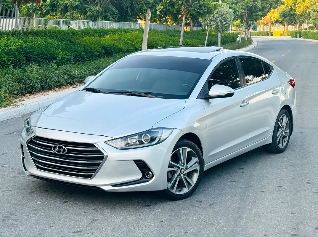 Hyundai Elantra 2016 — photo 1 of 8