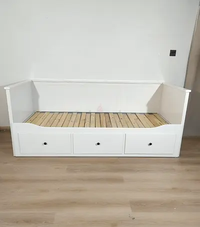 White wooden daybed with 3 under-bed drawers (single size)