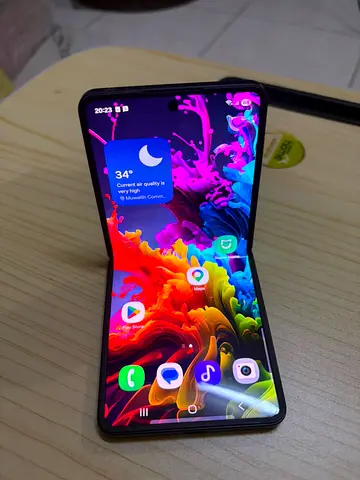 Samsung Galaxy Z Flip (Foldable) - Good Working Condition with box warranty availble slightly used