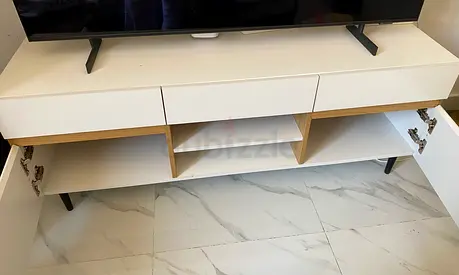 للبيع طاولة تلفزيون بحالة ممتازة 550 درهم.For sale:TV Unit in excellent condition. 550AED