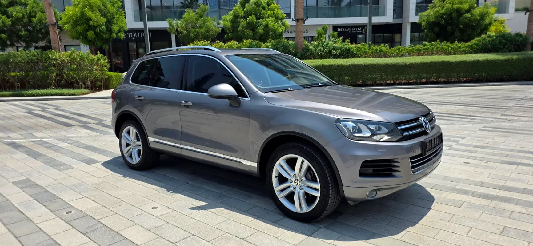 Volkswagen Touareg 2012 — photo 1 of 12