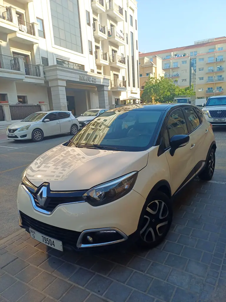 Renault Captur 2016 — photo 1 of 6