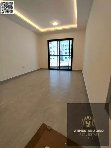 شقة غرفتين وصالة أول ساكن بالجرف 3 قرب السوق الصيني، 3 حمام، بلكونة بإطلالة مفتوحة، غرفة غسيل، إيجار 45 ألف، دفعات مرنة وشهر مجاني.