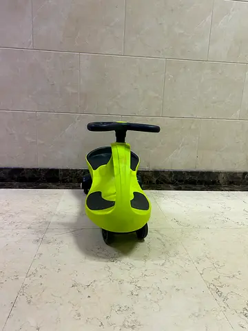 Green ride-on spinning car for toddlers - good condition