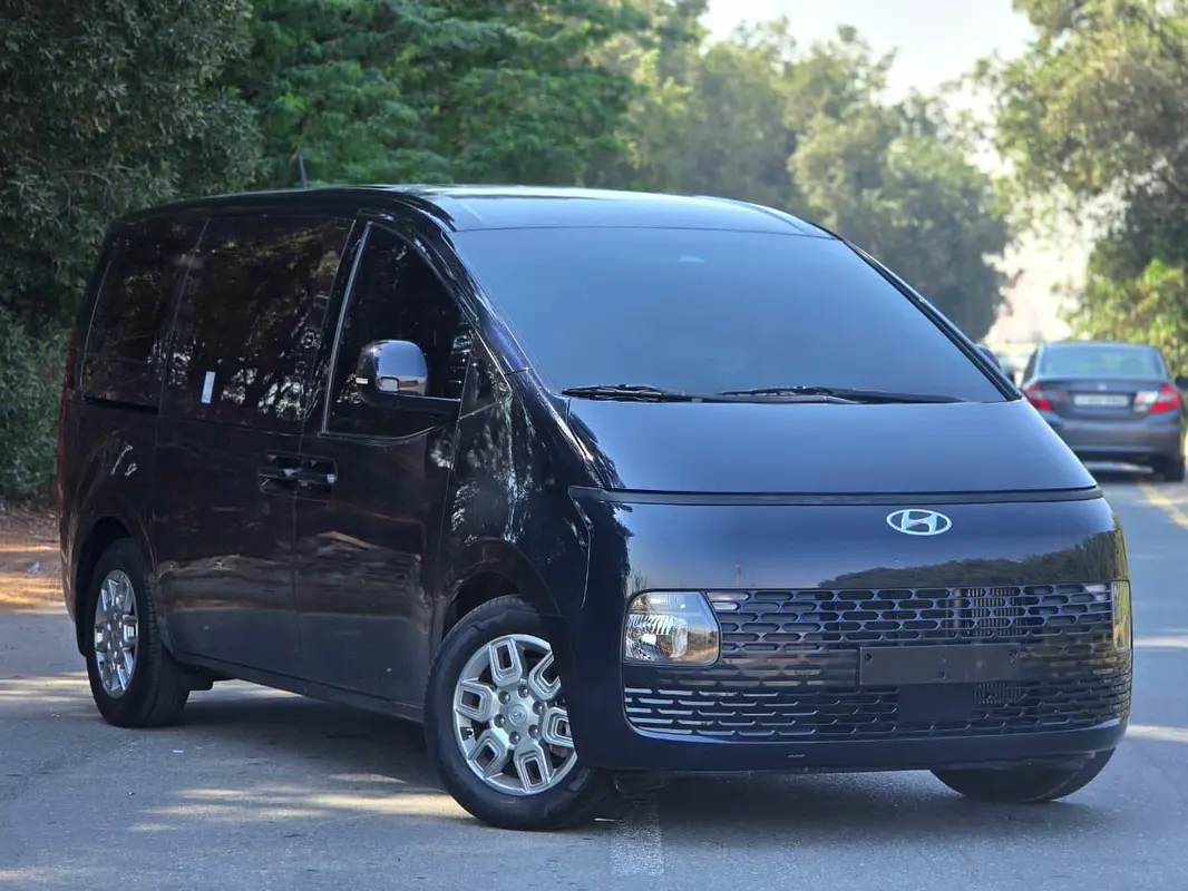 Hyundai Staria 2023 — photo 1 of 15
