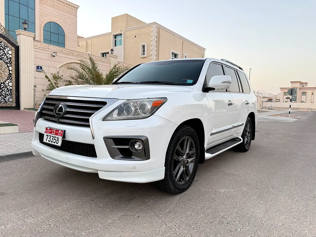 Lexus LX-Series 2016 — photo 1 of 9