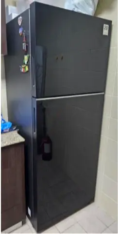 Samsung Top-Freezer Refrigerator - 178.5cm, Dark Finish, Good Condition