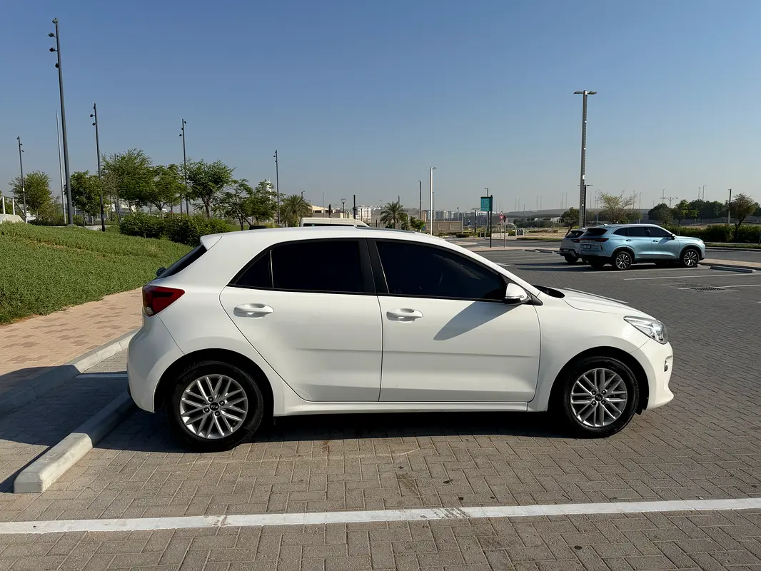 Kia Rio 2020 — photo 1 of 4