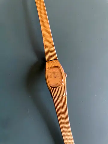 Vintage Seiko gold-tone womens wristwatch with mesh band