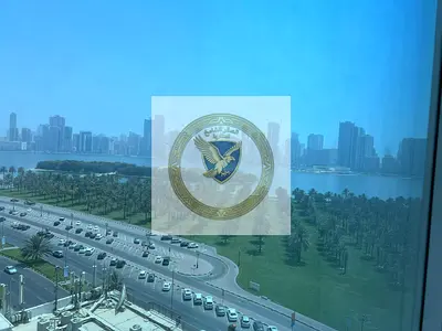 شقة غرفة وصالة باطلالة بحرية مقابل مسجد النور تكييف على المالك وباركن وجيم ومسبح مجانا وموزع بين الغرف في أجمل أبراج الشارقة شامل جميع الخدمات بتشطيب