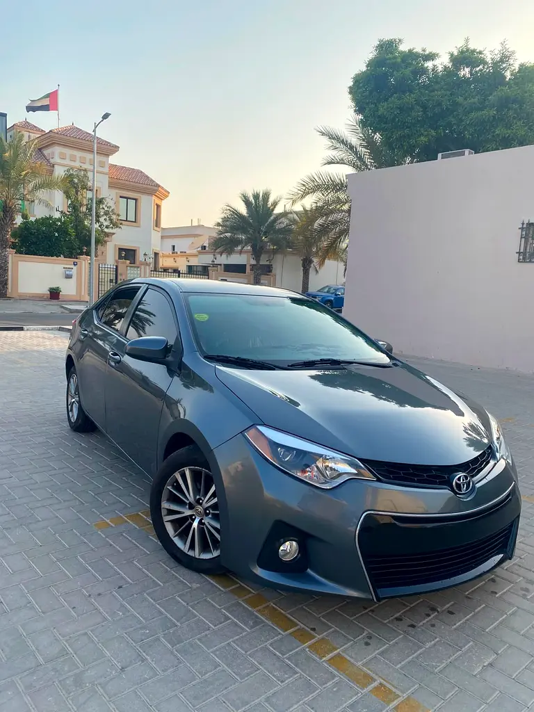 Toyota Corolla 2015 — photo 1 of 9