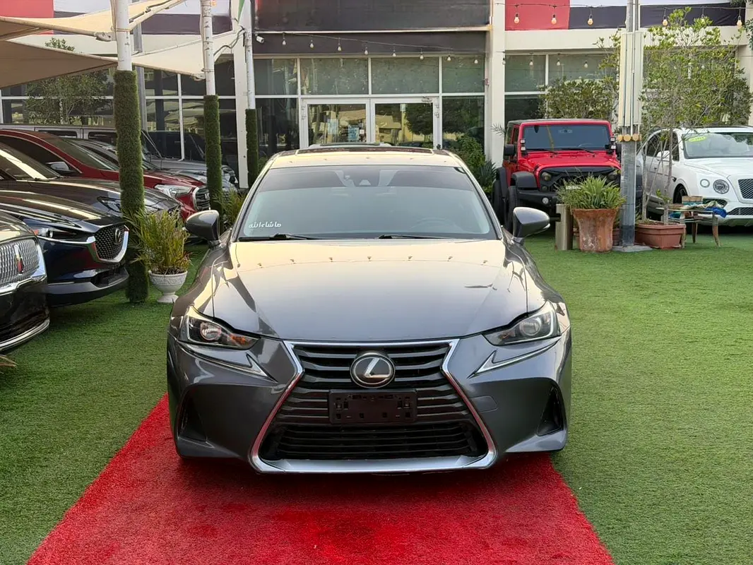 Lexus IS-Series 2018 — photo 1 of 20
