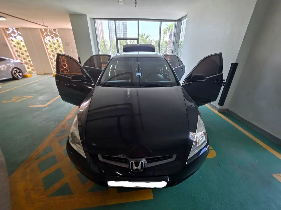 Honda Accord 2005 — photo 1 of 15
