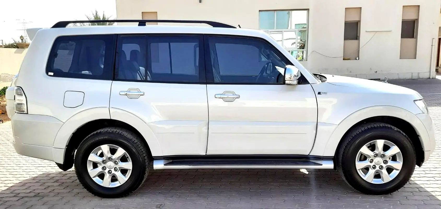 Mitsubishi Pajero 2014 — photo 1 of 20