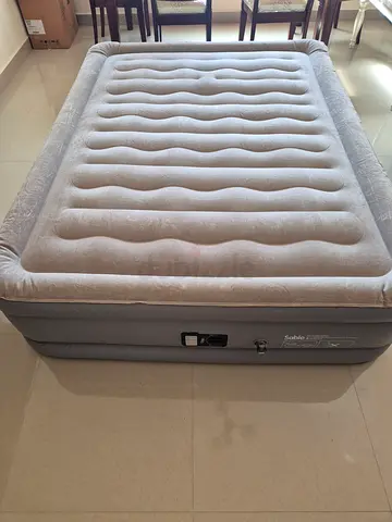 Queen Size Inflatable Air Bed with Built-in Electric Pump – Excellent Condition!