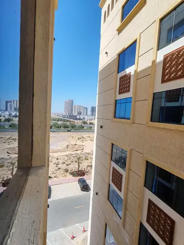 أول ساكن غرفة وصالة بقرية الأميرة مساحة كبيرة 2 حمام وموقف سيارات موقع مميز 34000 درهم على 6 دفعات والتأمين شيك