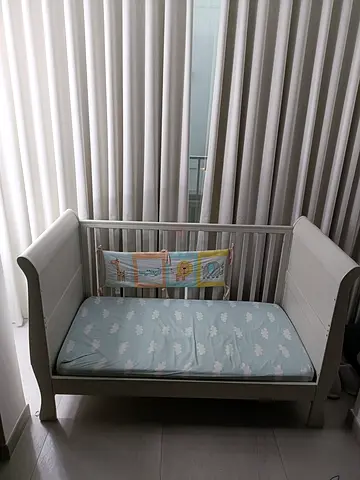 Wooden Baby Crib / Daybed in good condition