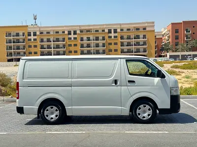 2015 Toyota HIACE — фото 2