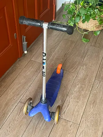 Mini Micro 3-Wheel Classic Kids Scooter (Blue/Orange)