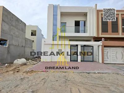 Luxury townhouse for sale on the main road, close to all services, freehold ownership.
