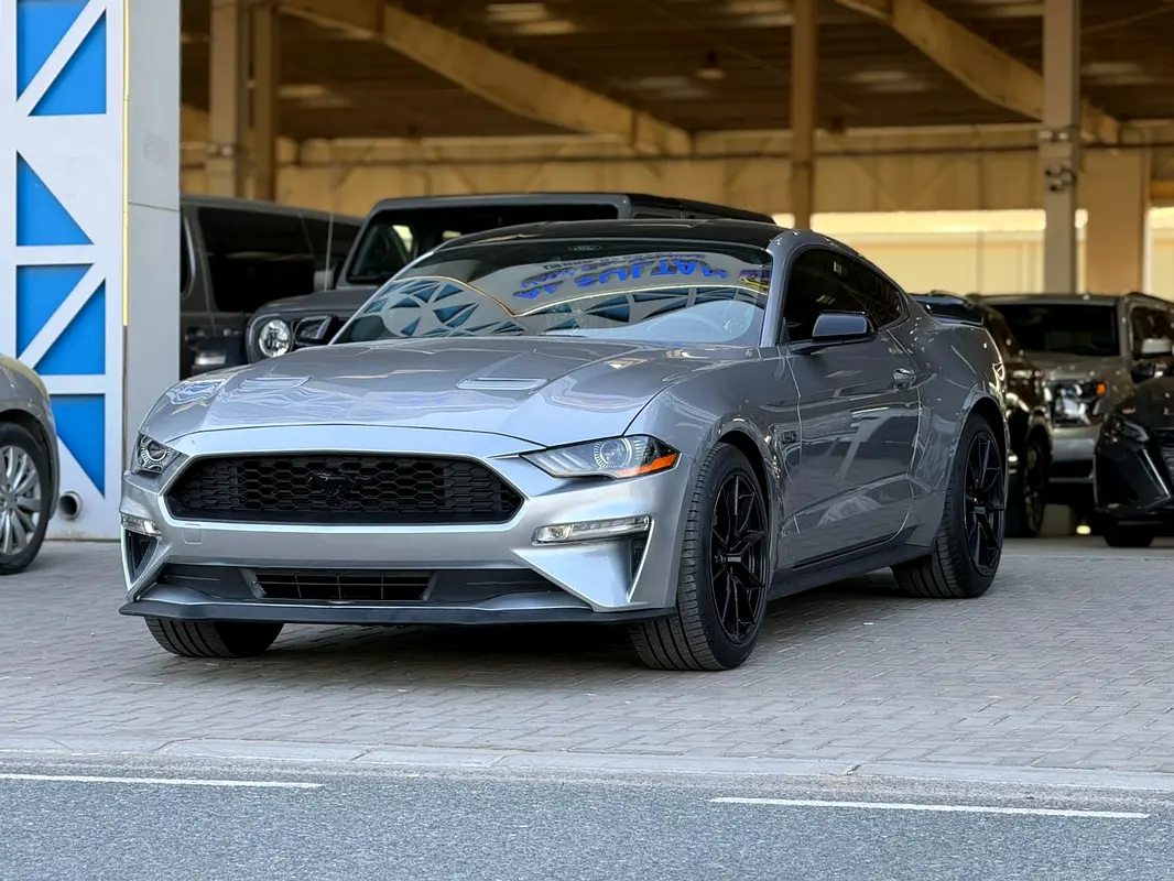 Ford Mustang 2022 — photo 1 of 10