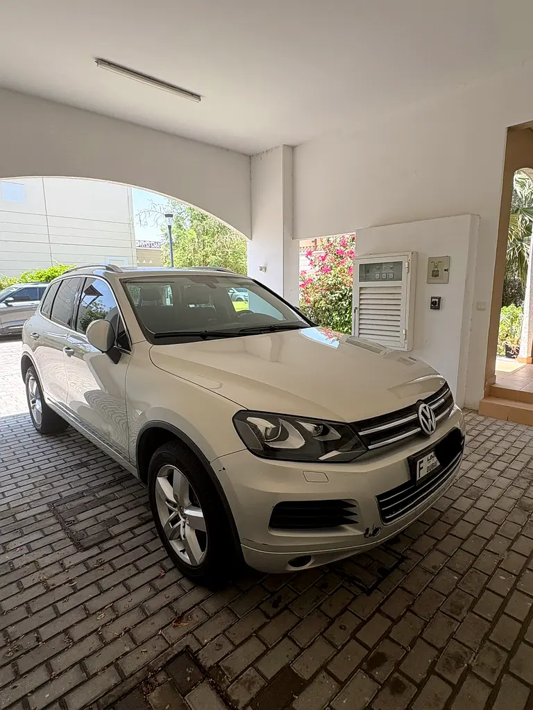 Volkswagen Touareg 2013 — photo 1 of 8
