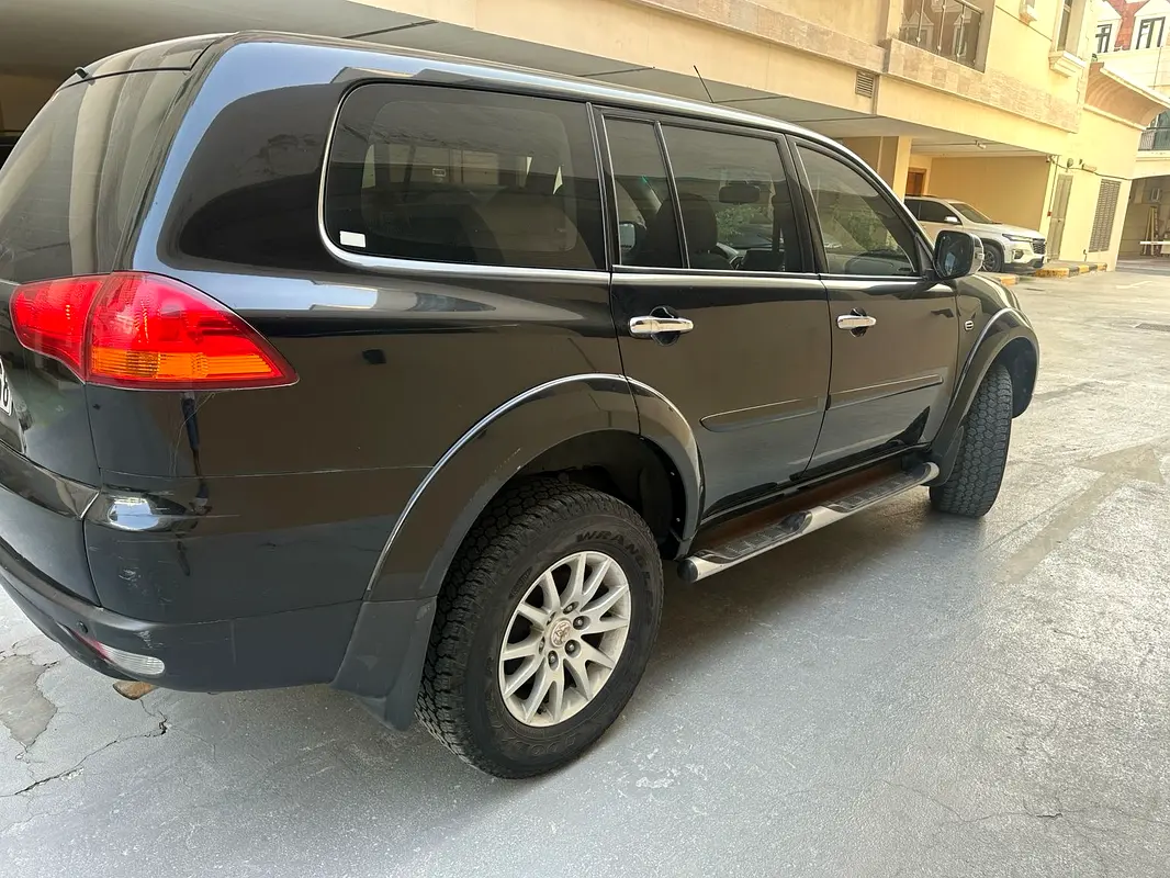 Mitsubishi Pajero Sport 2013 — photo 1 of 6