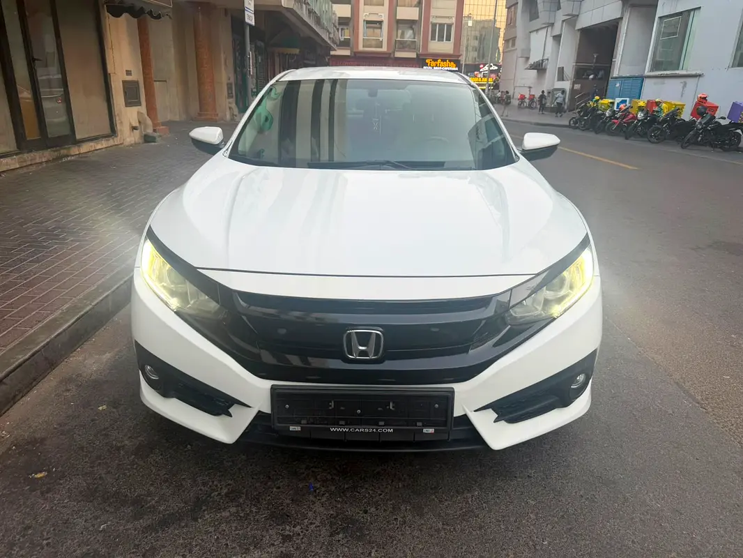 Honda Civic 2018 — photo 1 of 20