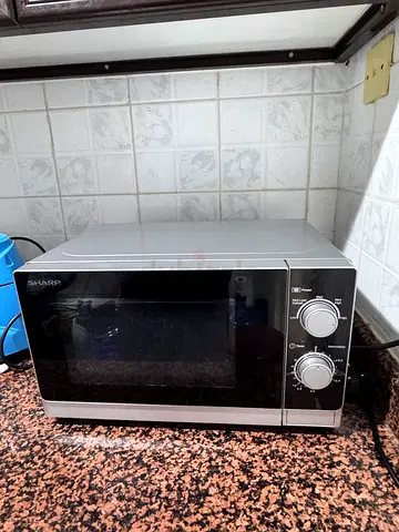 Compact countertop microwave/oven in good working condition