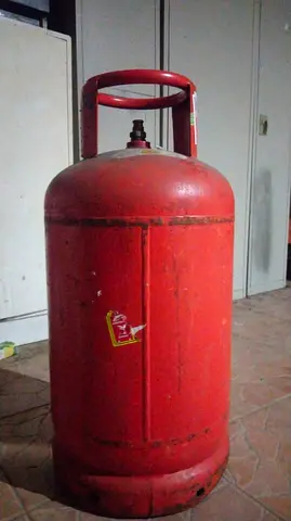 Red LPG Gas Cylinder( With Gas)- 21 kg free delivery Near business bay areas.
