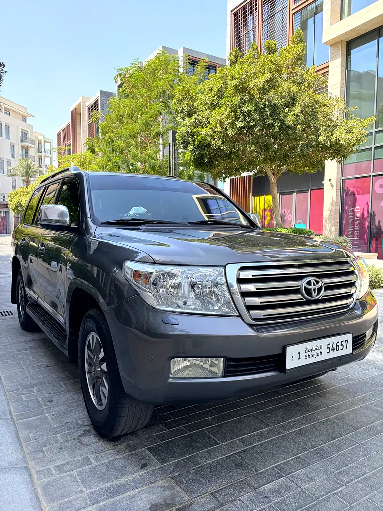 Toyota Land Cruiser 2010 — photo 1 of 7