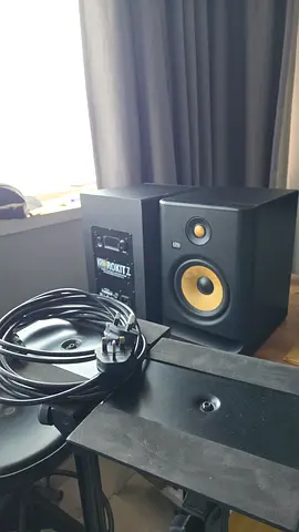 KRK Rokit7 G4 pair with stand