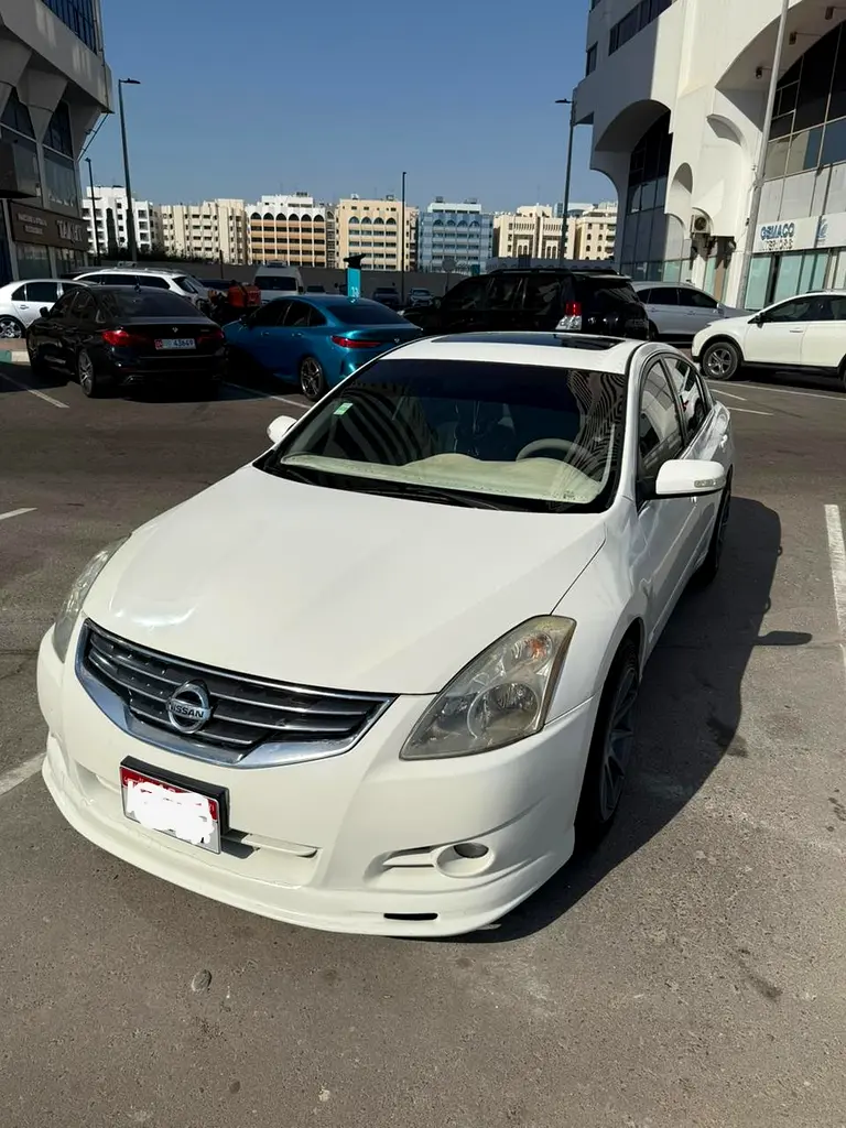 Nissan Altima 2011 — photo 1 of 11