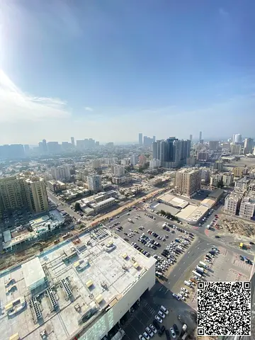 فرصة مميزة للسكن والاستثمار… امتلك الآن  شقة بتصميم عملي ومساحات مريحة في طابق مرتفع مع إطلالة مفتوحة على المدينة تمنحك إضاءة طبيعية وتهوية ممتازة.