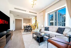 Elegant Furnished 1-Bedroom | Skyline Views | Creek Beach