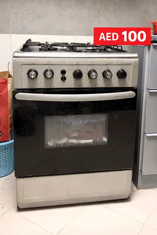 Used freestanding gas oven with 4 burners