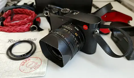 Leica Q2 Full Set with Box Papers, Accessories