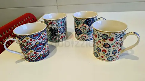 Set of 4 patterned tea/coffee mugs - excellent condition