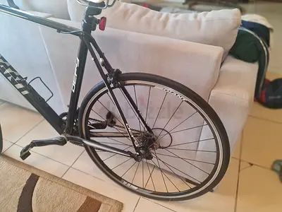 Used Giant road/commuter bike - wheels, good condition