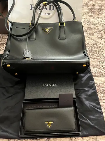 Prada 💯 originals bags and wallet