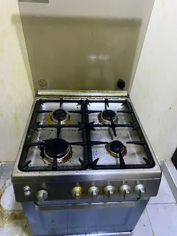 Used freestanding 4-burner gas cooker with oven