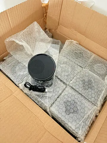 131 pcs Portable Bluetooth Speaker with Built-in Controls and USB Cable plus acrylic box