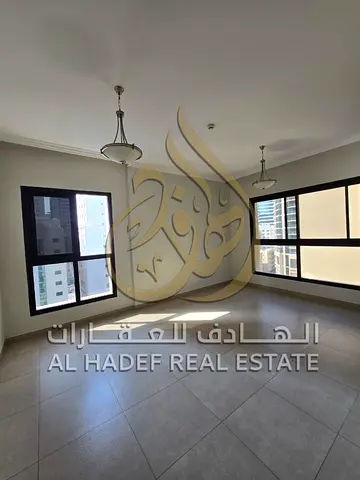 شقة عائلية فاخرة جداً غرفتين وصالة للإيجار السنوي في منطقة الخان بالشارقة ثاني ساكن بحالة ممتازة تشطيبات سوبر ديلوكس مع ثلاث حمامات وخزائن مدمجة في ال