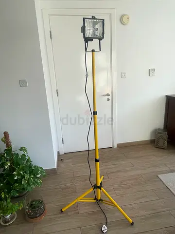 Heavy-Duty Halogen Work Light with Adjustable Telescopic Tripod Stand