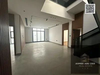 فيلا للإيجار بالحليو 2 – أول ساكن   5 غرف ماستر، مجلس وصالة كبيرة، مطبخ رئيسي وتحضيري، غرفة خادمة، مظلة سيارات داخلية، وحوش صغير. المطلوب 115,000 درهم