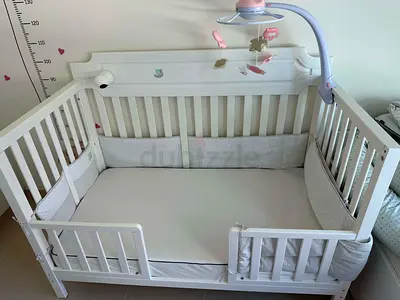 Giggles Bradley Crib with 3-in-1 Convertible Design with mattress