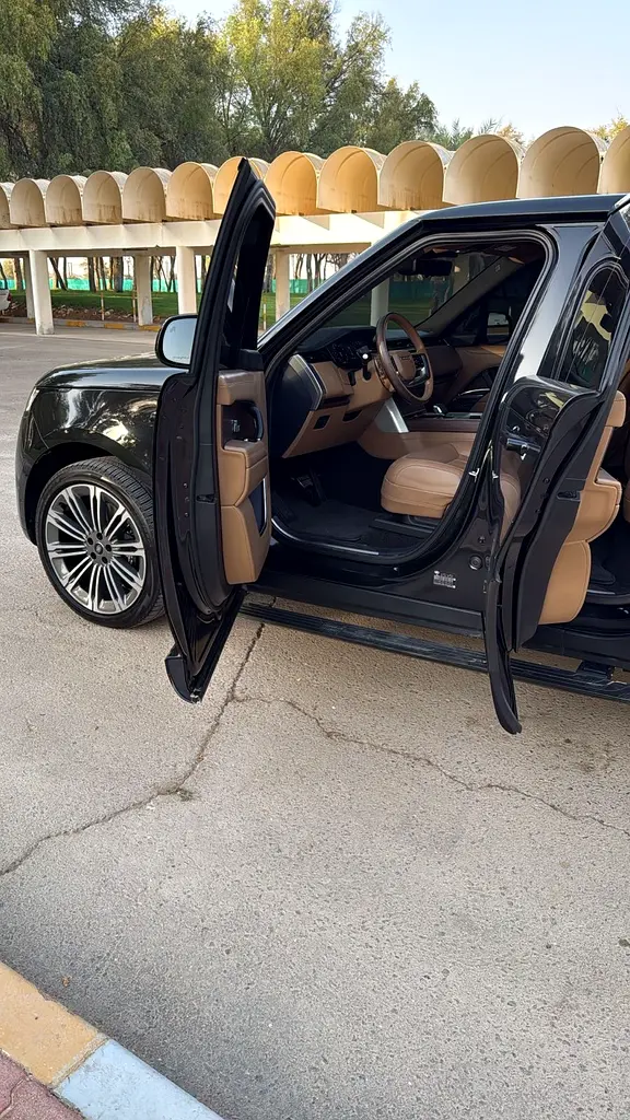 Land Rover Range Rover 2024 — photo 1 of 10